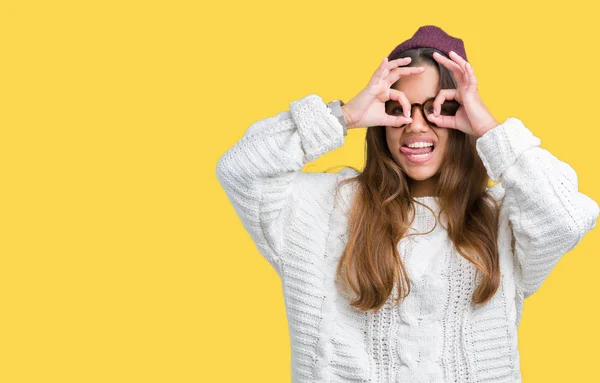 Ung Vacker Brunett Hipster Kvinna Bär Glasögon Och Vintermössa Över — Stockfoto