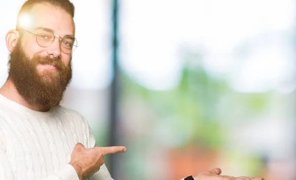 Joven Hombre Hipster Con Gafas Suéter Invierno Sorprendido Sonriendo Cámara —  Fotos de Stock