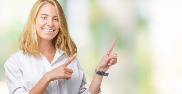 Mulher Negócios Jovem Bonita Sobre Fundo Isolado Sorrindo Olhando Para — Fotografia de Stock