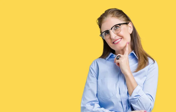 Mooie Middenleeftijd Volwassen Zakenvrouw Bril Geïsoleerde Achtergrond Met Hand Kin — Stockfoto