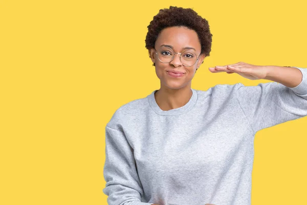 Junge Schöne Afrikanisch Amerikanische Frau Mit Brille Über Isoliertem Hintergrund — Stockfoto