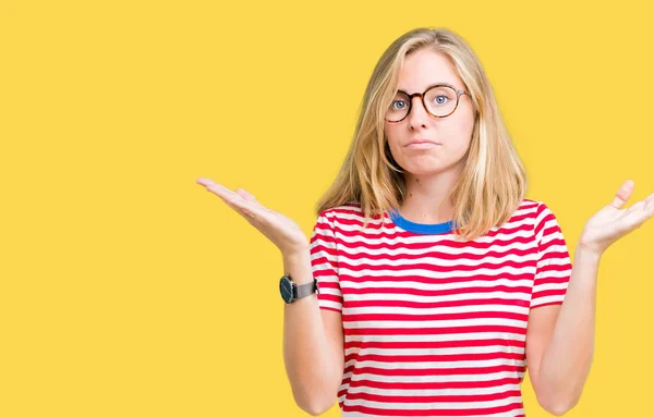 Hermosa Joven Con Gafas Sobre Fondo Aislado Expresión Despistada Confusa —  Fotos de Stock