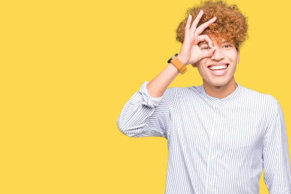若いハンサムなビジネスの男性と笑顔 幸せそうな顔で指を通して見る目の手で のジェスチャーを行うエレガントなシャツを着てアフロの髪 — ストック写真