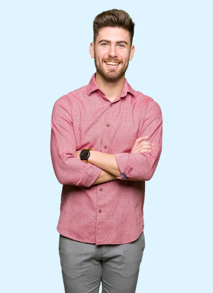 Jovem Bonito Homem Negócios Casual Rosto Feliz Sorrindo Com Braços — Fotografia de Stock