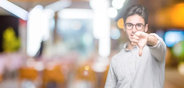 Joven Hombre Guapo Con Gafas Sobre Fondo Aislado Mirando Infeliz —  Fotos de Stock