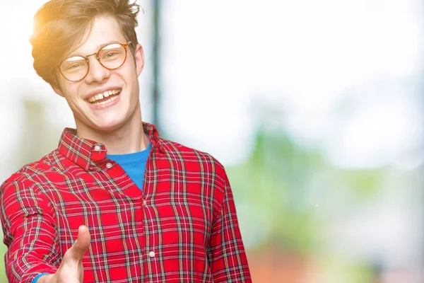 Joven Hombre Guapo Con Gafas Sobre Fondo Aislado Sonriendo Amistoso — Foto de Stock