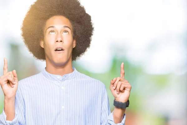 Americký Mladík Afro Vlasy Ohromen Překvapen Vzhlédl Ukázal Prsty Zvednuté — Stock fotografie