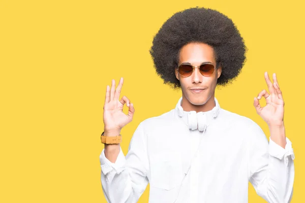 Ung Afrikansk Amerikansk Man Med Afro Hår Bär Solglasögon Och — Stockfoto