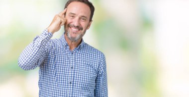 Yakışıklı orta yaş zarif komuta sizde izole üzerinde arka plan bir parmak, harika bir fikir ya da düşünce, iyi bellek ile baş gösteren gülen