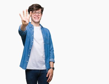 Gösterilen arka plan üzerinde gözlük takan genç yakışıklı adam izole ve parmakları ile işaret kendinden emin ve mutlu gülümseyerek süre dört numara.