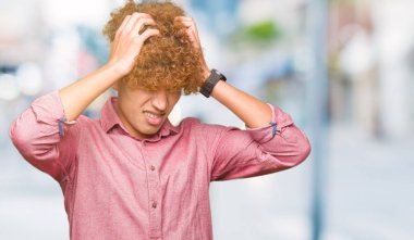 Genç yakışıklı iş adamı afro saç baş ağrısı umutsuz muzdarip ve stres çünkü ağrı ve migren. Eller baş.