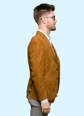 Tarafına, arayan genç yakışıklı iş adam gözlük dinlenmek doğal yüz emin gülümseme ile pozuyla profil.