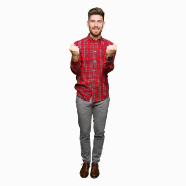 Yakışıklı delikanlı kutluyor şaşırttı ve başarı için kaldırdı kollarını açarak hayret ve gözleri açık. Kazanan kavramı.