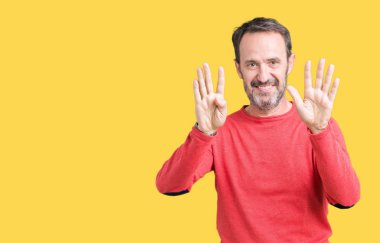 Gösterilen arka plan üzerinde kış kazak giymiş yakışıklı orta yaş ağarmış komuta sizde izole ve parmakları ile işaret numara 9 kendinden emin ve mutlu gülümseyerek süre.