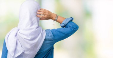 İzole arka plan geriye düşünme hakkında şüphe kafasına el ile üzerinden Arap hijab giyen orta yaş Doğu Arap kadın