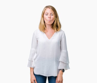 Güzel genç zarif kadın izole arka plan yapma balık yüzüne dudaklı, çılgın ve komik bir jest. Komik ifade.