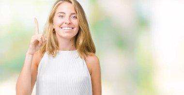 Güzel genç zarif kadın başarılı fikirle parmağı yukarıyı izole arka plan yüzünden. Çıktıktan ve mutlu. Bir numara.