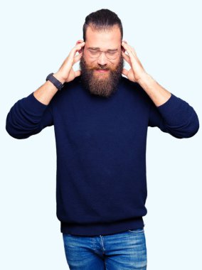 Gözlük ve balıkçı yaka kazak giyen genç sarışın adam yüksek sesle müzik gürültü için rahatsız ifade ile parmaklarıyla kulakları kaplayan. Sağır kavramı.