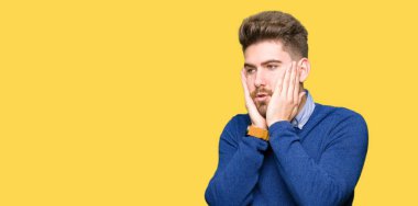 Genç yakışıklı Bussines adam yorgun eller yüz, depresyon ve üzüntü, üzgün ve sorun için tahriş kaplayan