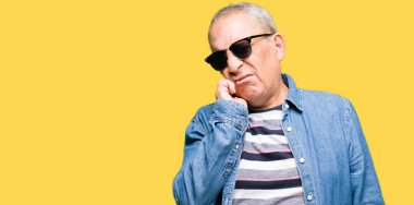 Denim ceket ve stresli ve gergin ile güneş gözlüğü takan yakışıklı komuta sizde tırnak ısırma dudaklarından eller. Anksiyete sorunu.