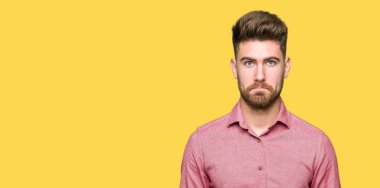 Genç yakışıklı iş rahat adam depresif ve sıkıntı için endişe, ağlayan öfkeli ve korkuyor. Üzücü ifade.