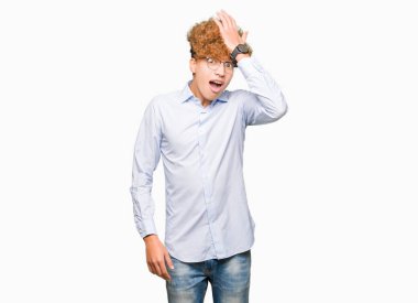 Afro giyen gözlük ile genç yakışıklı iş adamı hata için baş el ile şaşırdı, hata hatırlıyorum. Unuttum, kötü bellek kavramı.