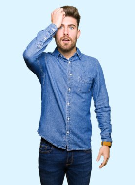 Genç yakışıklı sarışın adam kafasına hata için el ile sürpriz rahat kot gömlek giymiş hata hatırlıyorum. Unuttum, kötü bellek kavramı.