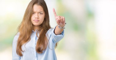 Genç güzel esmer iş kadını izole üzerinde arka plan işaret parmağını ve kızgın ifade ile