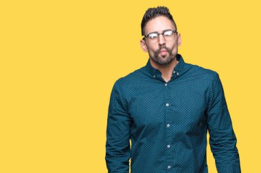 Genç yakışıklı iş adamı izole arka plan yapma balık yüzüne dudaklı, çılgın ve komik bir jest gözlük takıyorum. Komik ifade.