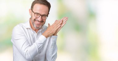 Yakışıklı orta yaş zarif üst düzey iş adam gözlük izole üzerinde arka plan Clapping ve mutlu ve neşeli, gururlu gülümseyen birlikte eller alkış