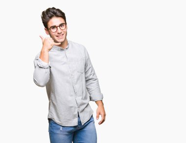 Yakışıklı delikanlı yapıyor gülümseyen izole arka plan üzerinde gözlük telefon hareketi ile el ve parmak telefonda konuşuyor gibi. Kavramları iletişim.