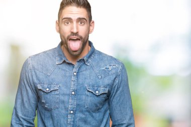 Yakışıklı delikanlı dilini izole arka plan üzerinde out komik ifade ile mutlu. Duygu kavramı.