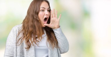 Artı boyutu genç kadın güzel kış ceket üzerine bağırarak ve ağzı üzerinde el ile yan için çığlık arka plan izole. İletişim kavramı.