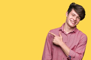Genç yakışıklı iş adamı izole arka neşeli bir gülümseme ile el ve parmak kadar yan yüzünde mutlu ve doğal ifade ile işaret yüz üzerinden