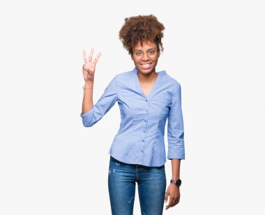 Güzel genç Afro-Amerikan iş kadını gösterilen ve parmakları ile işaret izole arka plan üzerinde üçüncü ise kendinden emin ve mutlu gülümseyerek.