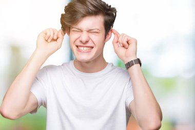 Üzerinde rahat beyaz t-shirt giyen genç yakışıklı adam arka plan gülen çekerek kulakları parmaklar, komik jest ile izole. Seçmelere sorun