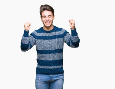 Genç yakışıklı adam kızgın ve silah ile başarı için deli kutluyor izole arka plan üzerinde kaldırdı ve heyecanlı çığlık gözler kapalı. Kazanan kavramı