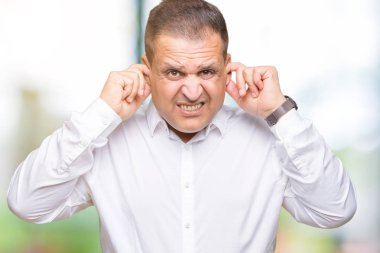 Orta yaş Arap zarif adam yüksek sesle müzik gürültü rahatsız ifade parmaklarıyla kulaklarıyla kapsayan izole arka plan. Sağır kavramı.