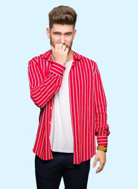 Genç yakışıklı adam stresli ve gergin ile kırmızı gömlek giymiş tırnak ısırma dudaklarından eller. Anksiyete sorunu.