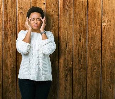 Güzel genç Afrikalı Amerikalı kadın kafa ağrısı için baş el ile izole arka plan üzerinde kazak giyen stres çünkü. Migren muzdarip.