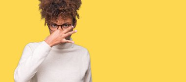 Gözlük takan bir şey pis ve iğrenç kokulu izole arka plan, dayanılmaz koku, holding nefes burun parmaklar ile güzel genç Afro-Amerikan kadın. Kötü kokuyor kavramı.