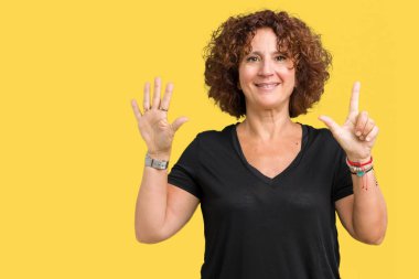 Gösterilen ve parmakları ile işaret izole arka plan güzel orta ager üst düzey kadın kendinden emin ve mutlu gülümseyerek süre yedi numara.