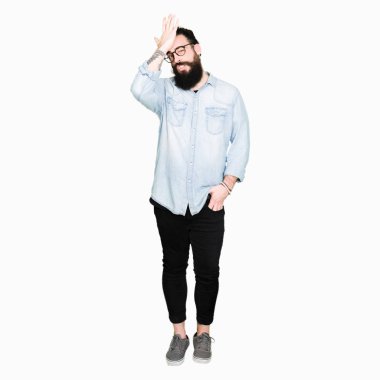 Uzun saç ve sakal el ile sürpriz için hata, kafasına gözlüklü genç hipster adamla hata hatırlıyorum. Unuttum, kötü bellek kavramı.