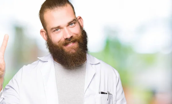 Joven Científico Rubio Con Abrigo Blanco Sonriendo Con Cara Feliz — Foto de Stock