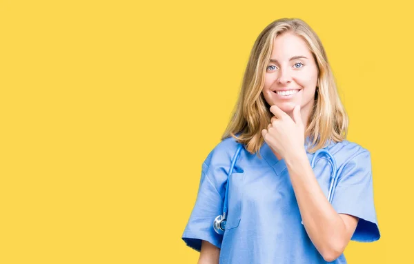 Mooie Jonge Dokter Vrouw Medische Uniform Dragen Geïsoleerde Achtergrond Zoek — Stockfoto