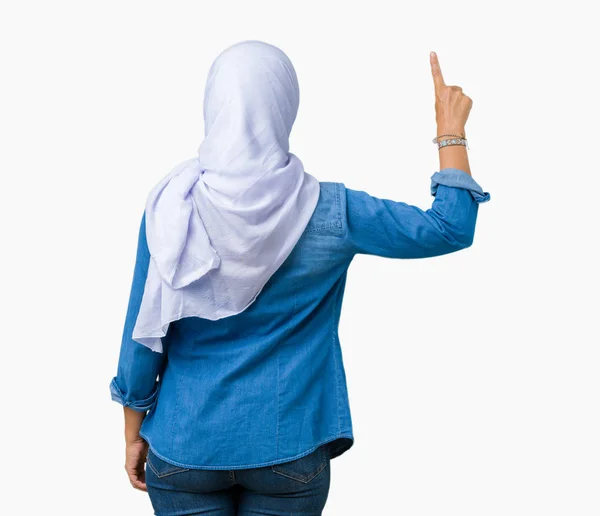 分離上のアラビア ヒジャーブを着て中年東アラブ女性背景指手の背後後方を指すポーズ — ストック写真