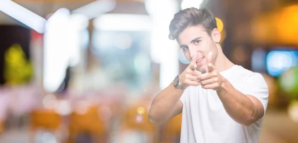 Jonge Knappe Man Dragen Witte Shirt Geïsoleerde Achtergrond Wijzen Vingers — Stockfoto