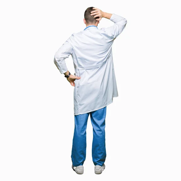 孤立した背景後方の頭の上の手で疑い考える上医療制服を着てハンサムな医者の男 — ストック写真