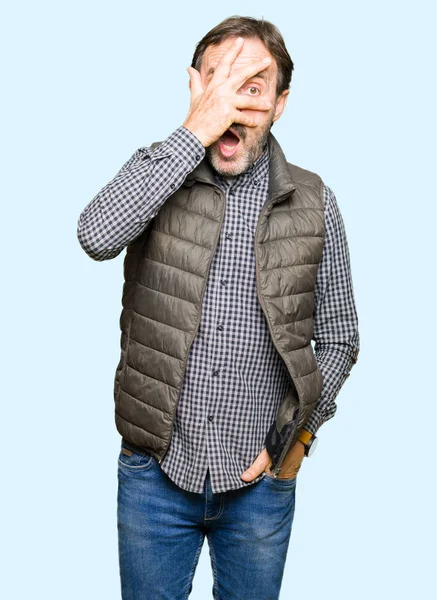Homem Bonito Meia Idade Vestindo Colete Inverno Espreitando Choque Cobrindo — Fotografia de Stock