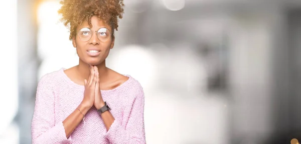 Gyönyörű Fiatal Afrikai Amerikai Szemüveg Viselése Alatt Elszigetelt Háttér Koldulás — Stock Fotó